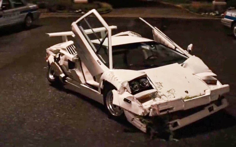 Estado do Lamborghini Countach depois de Jordan Belfort dirigir para casa — Foto: Paramount Pictures