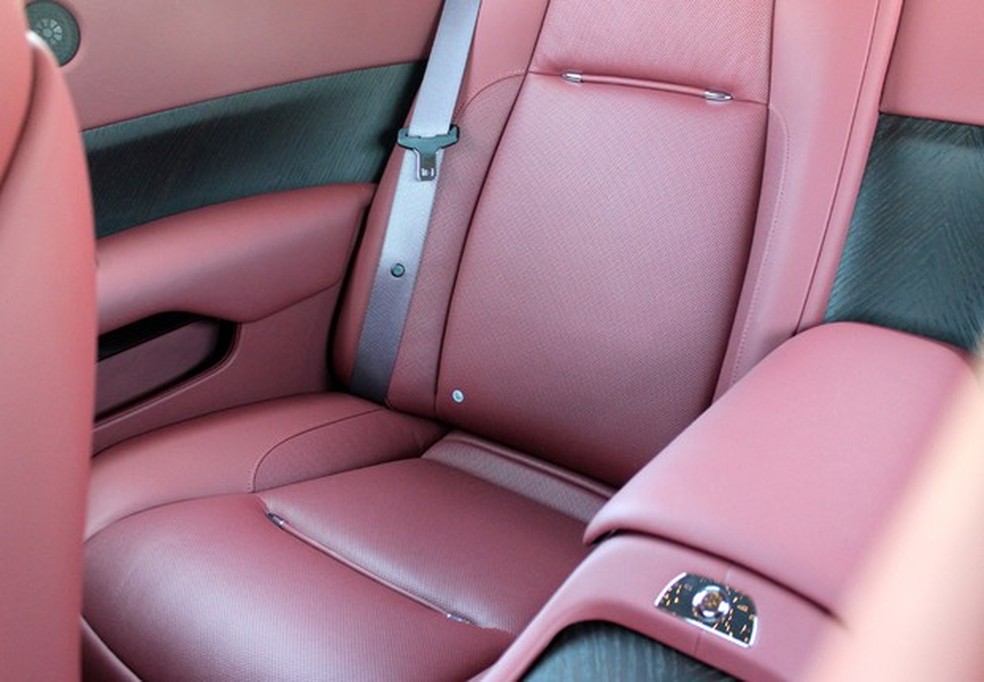 Atrás, duas poltronas dão algum conforto para dois, mas o seu lugar é no banco do motorista (Foto: Sérgio Oliveira/Auto News Brasil) — Foto: Auto Esporte