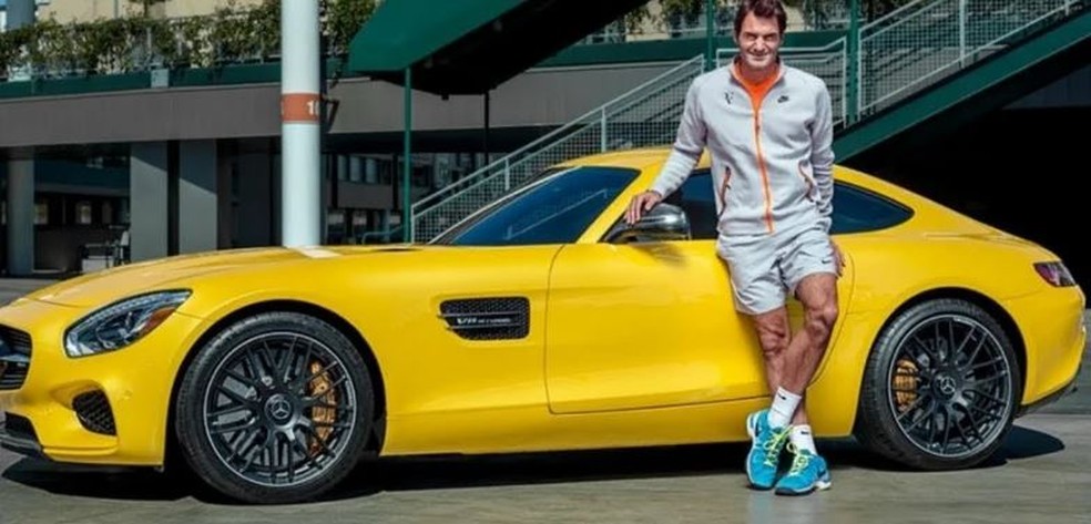 Roger Federer é dono de um Mercedes-AMG GT amarelo canário — Foto: Reprodução