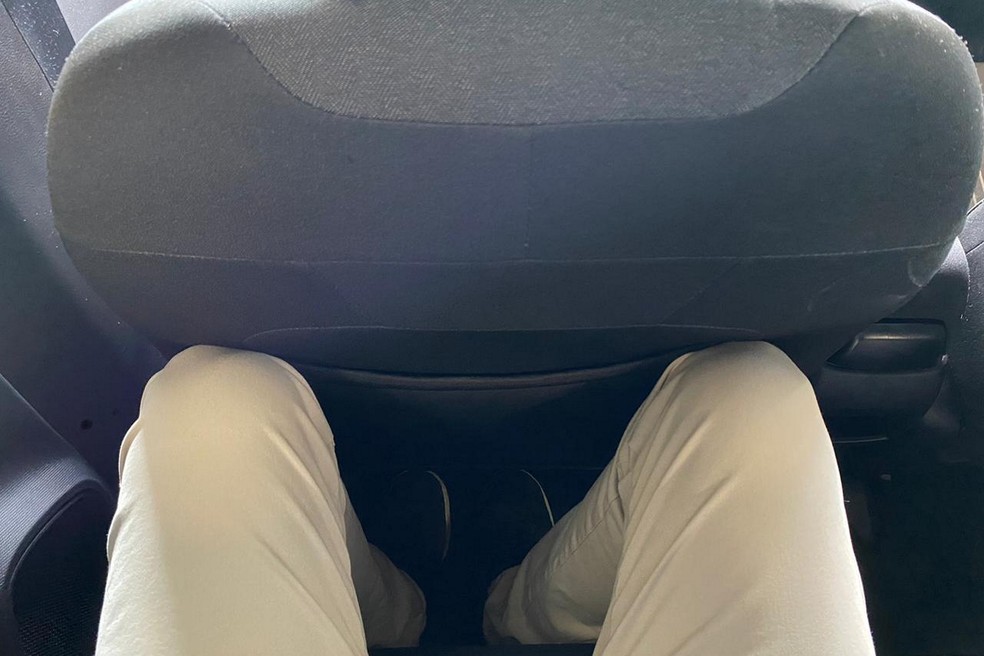 Fiat Toro 2026 segue com cabine aperta na fileira traseira, com espaço limitado para pernas — Foto: André Schaun/Autoesporte