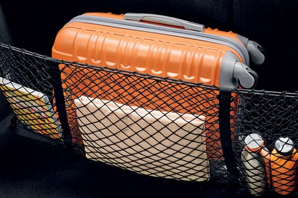 Dacia Duster tem redes para organizar objetos no porta-malas (Foto: Divulgação ) — Foto: Auto Esporte