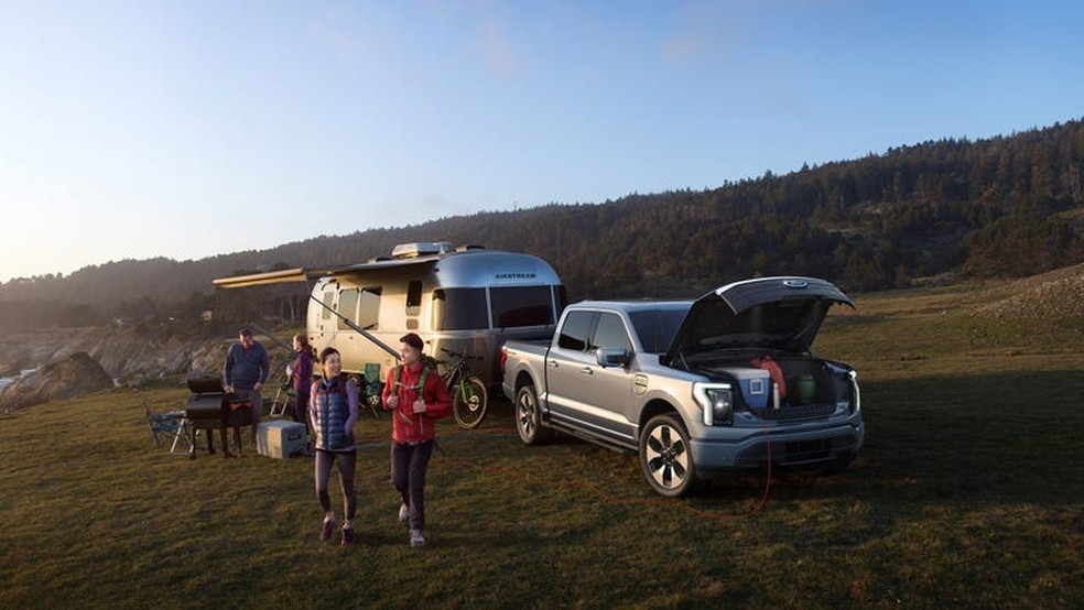 A Ford F-150 elétrica também carrega eletrodomésticos.  — Foto: Divulgação
