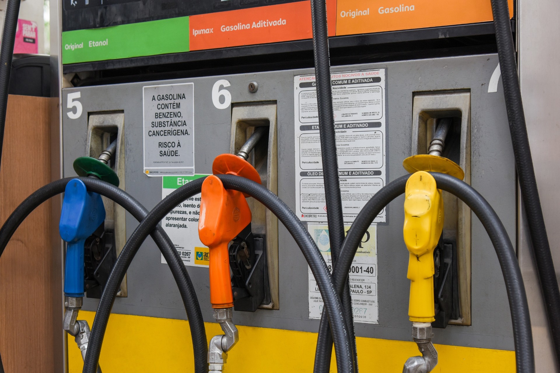 Mitos e verdades sobre a gasolina aditivada: faz bem mesmo para o carro?