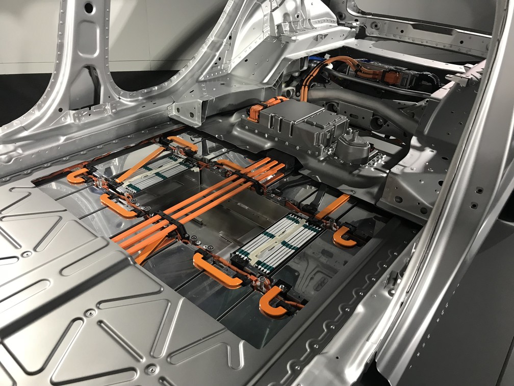 Baterias do Jaguar I-Pace ficam acomodadas no assoalho do veículo — Foto: André Paixão/G1