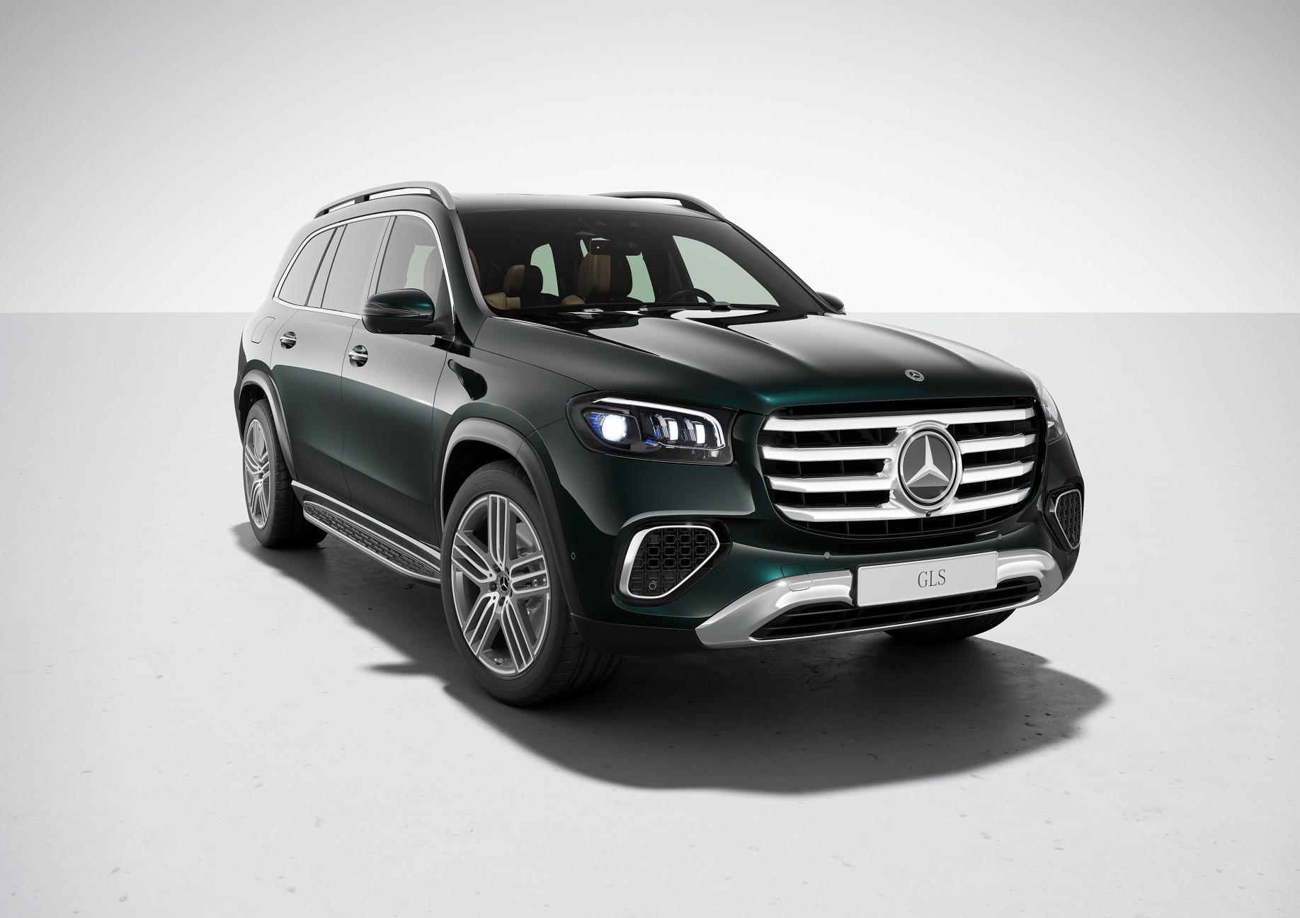 Mercedes-Benz GLS muda visual e mantém motorização híbrida por quase R$ 1 milhão