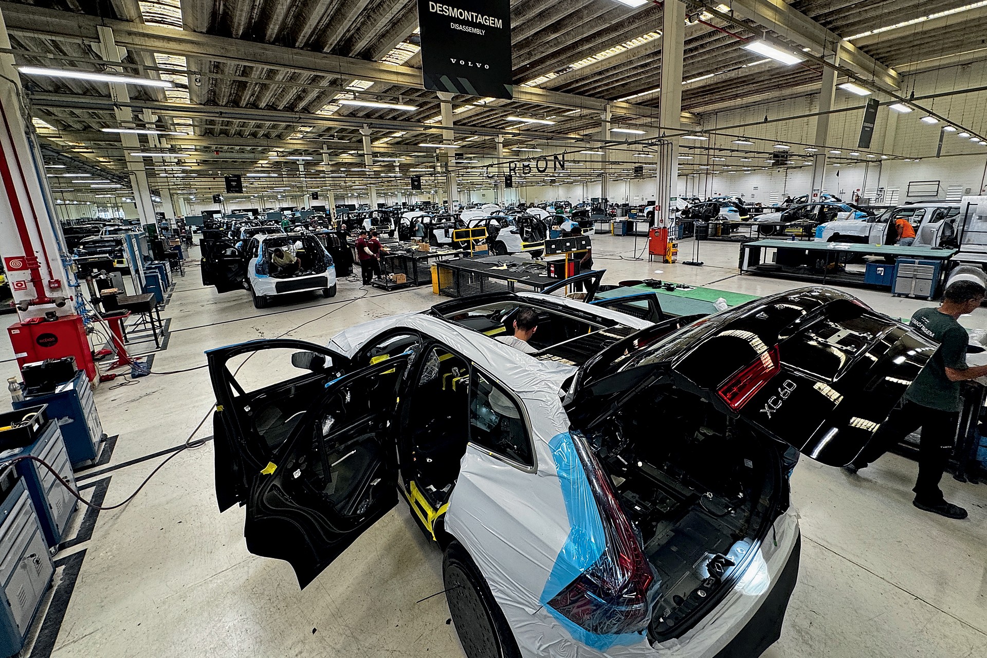 Blindadora brasileira é a maior do mundo e parece fábrica de carro; conheça