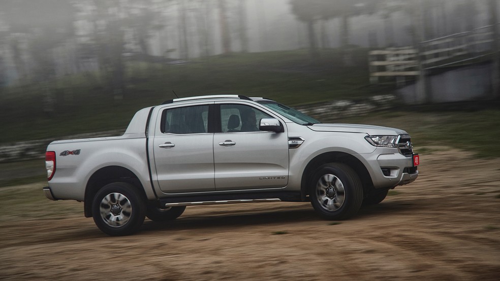 Ford Ranger Limited é a única com itens de assistência ao condutor — Foto: Fabio Aro