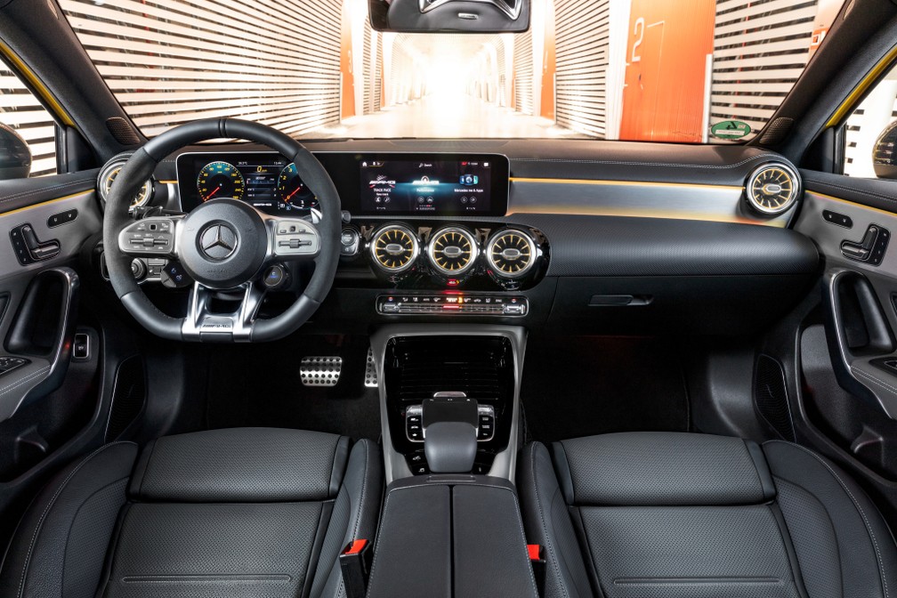 Interior do A 35 AMG mistura tecnologia e esportividade — Foto: Divulgação