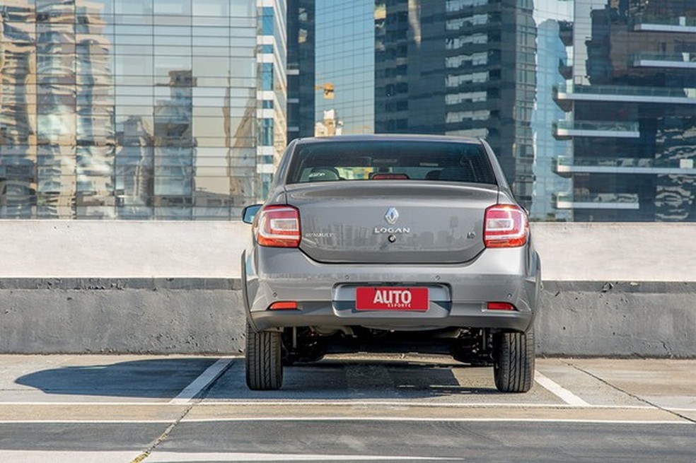 Todos os Logan com câmbio CVT foram elevados (Foto: Marcos Camargo/Auto News Brasil) — Foto: Auto Esporte