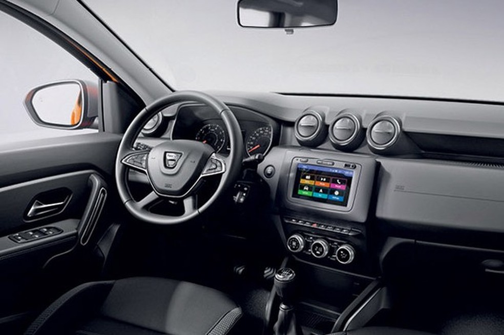 Acabamento e detalhes também mudarão, no entanto, a ergonomia do Dacia já é melhor (Foto: Divulgação) — Foto: Auto Esporte
