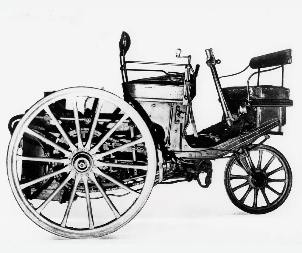 Modelo Peugeot, de 1889, fez nascer oficialmente a primeira fabricantes de carros do mundo — Foto: Reprodução/Peugeot