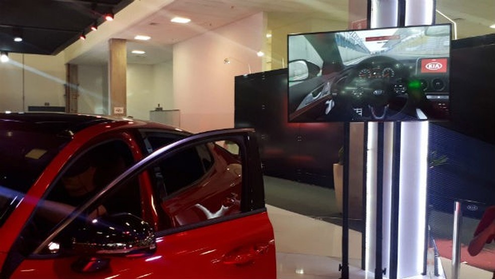 No estande da Kia, você entra em um Stinger e o conduz no Autódromo virtual (Foto: Maria Clara Dias/ Auto News Brasil) — Foto: Auto Esporte