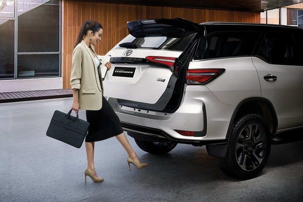 A abertura do porta-malas por gestos será um dos itens exclusivos em relação à Trailblazer (Foto: Divulgação) — Foto: Auto Esporte