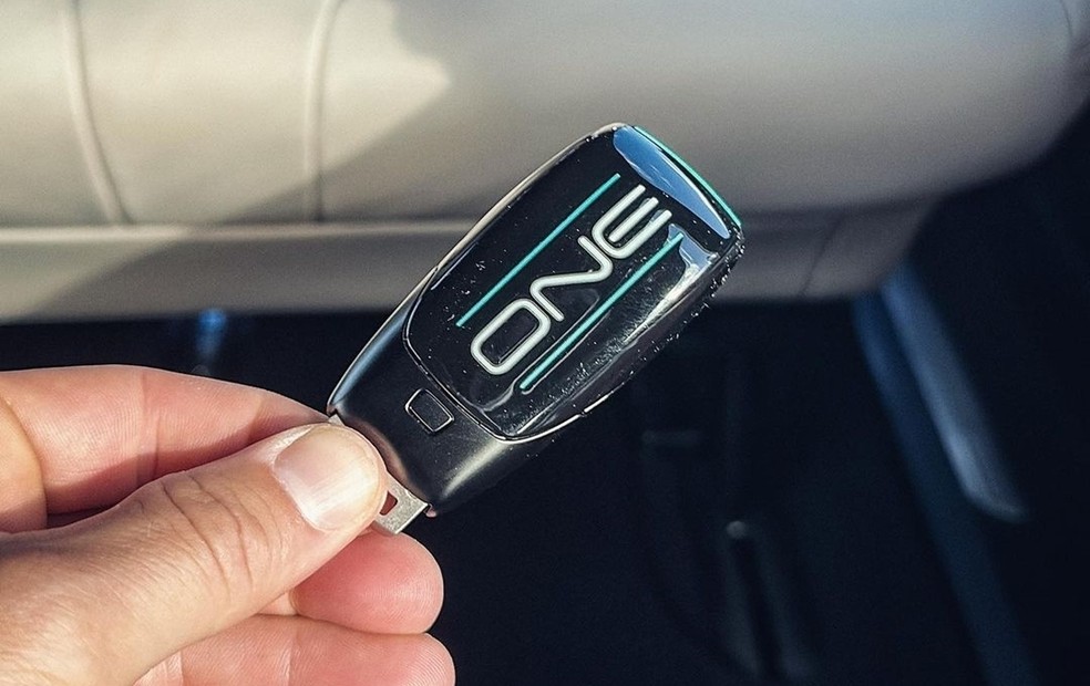 Bottas mostrou até a chave de seu Mercedes-AMG One — Foto: Reprodução/Twitter