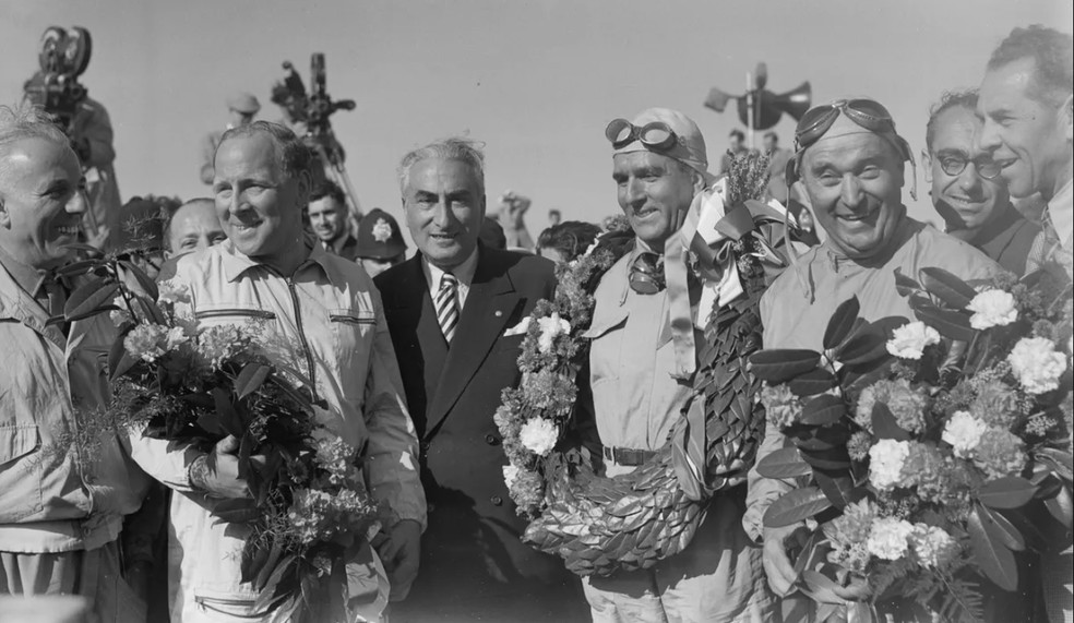 F1 1950: pódio do GP da Inglaterra em Silverstone, o primeiro da temporada, com Nino Farina,  Luigi Fagioli e Reg Parnell — Foto: Getty Images