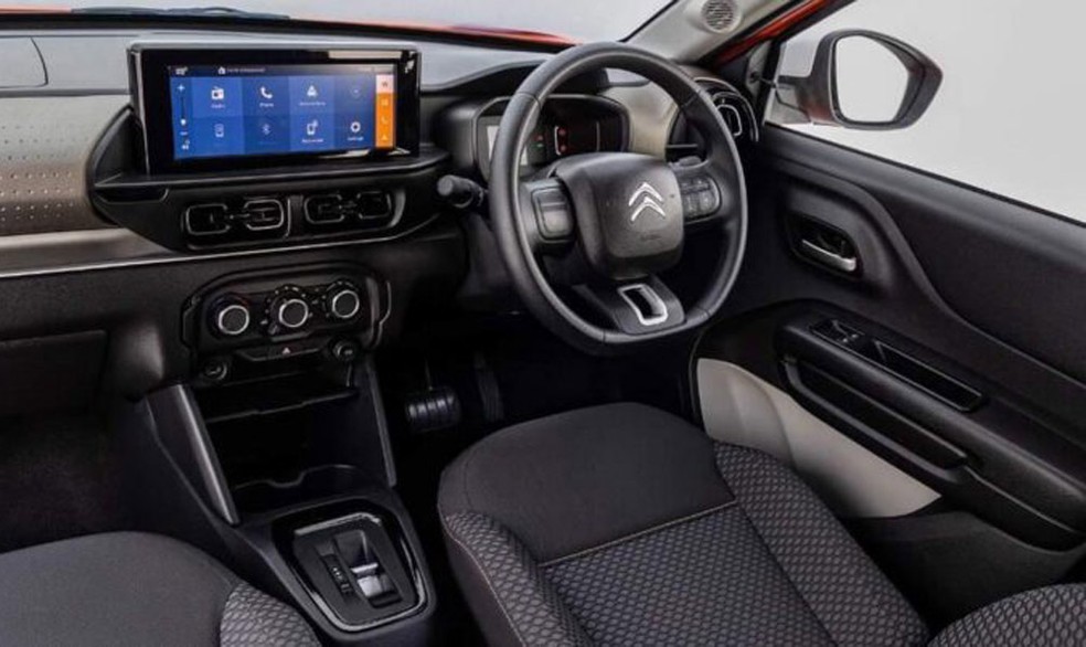 Cabine do Citroën C3 elétrico é similar ao da versão a combustão — Foto: Divulgação