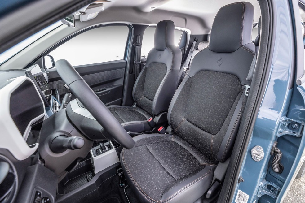Renault Kwid E-Tech 2026 tem bancos de tecido que não são tão confortáveis  — Foto: Divulgação/Renault