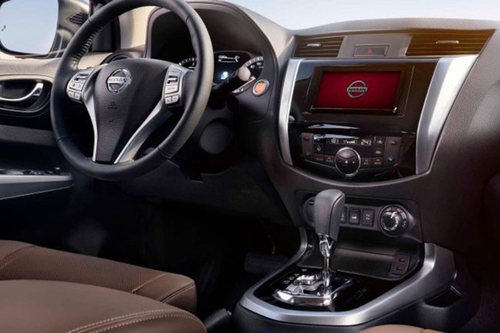 Bancos revestidos de couro marrom dão melhor impressão de acabamento que na Frontier (Foto: Divulgação) — Foto: Auto Esporte
