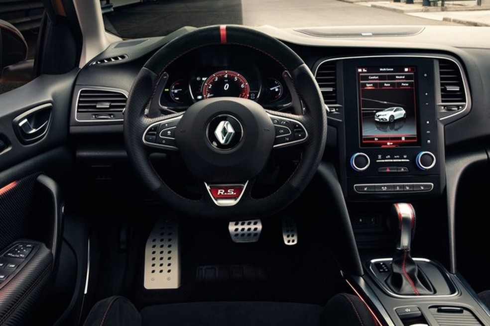 Interior se destaca pela decoração esportiva e pelas enormes borboletas do câmbio (Foto: Divulgação) — Foto: Auto Esporte