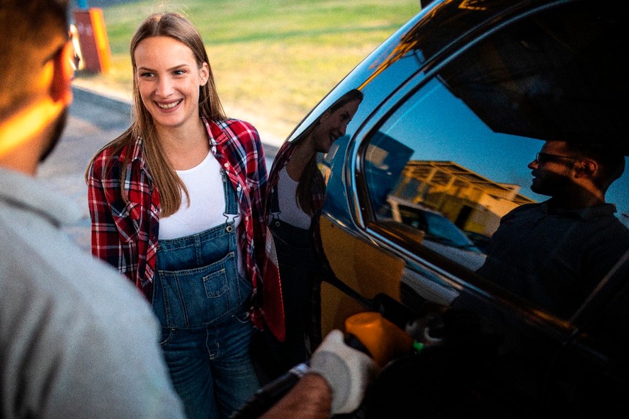 Ao abastecer com gasolina aditivada, o motorista passa a contar com uma aliada na preservação das condições ideais de funcionamento do motor