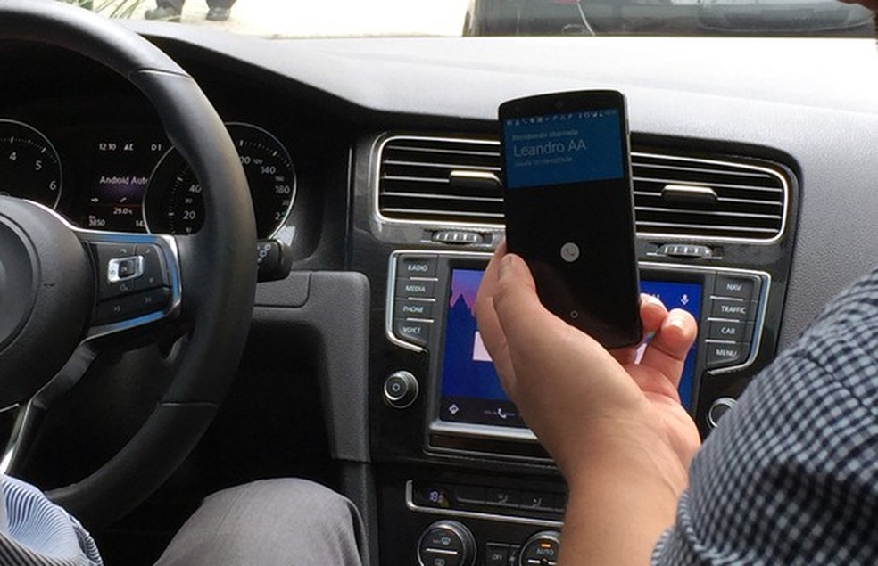 Com o Android Auto, é possível fazer chamadas por comandos de voz (Foto: Anaís Motta/Auto News Brasil) — Foto: Auto Esporte