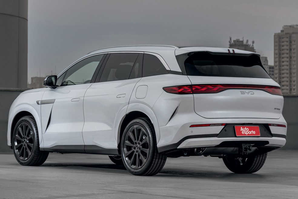 Dia a dia com o BYD Atto 8 pode ser difícil. Afinal, as vagas não estão acompanhando o tamanho dos carros no Brasil — Foto: Renato Durães/Auto News Brasil