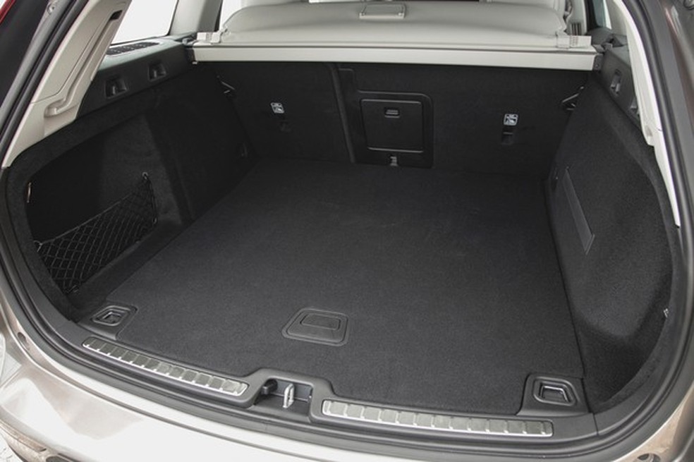 Porta-malas engole um volume bem maior do que antiga V60, nada menos que 529 litros (Foto: Fabio Aro/Auto News Brasil) — Foto: Auto Esporte
