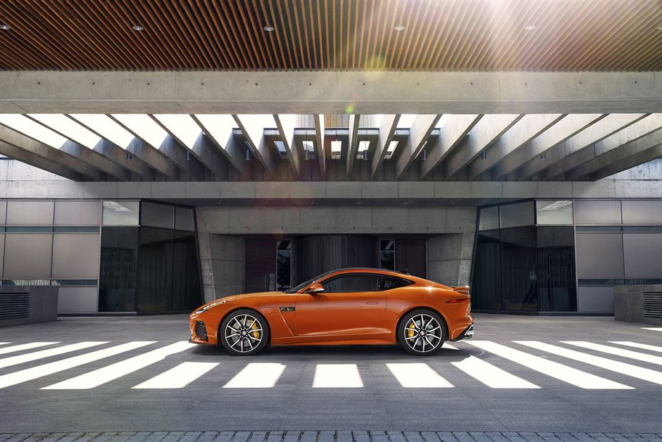 Jaguar F-Type SVR cupê 