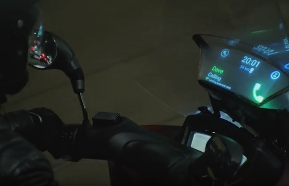 Samsung cria Smart Windshield, conceito que conecta celular à moto para projetar informações (Foto: Reprodução/Youtube) — Foto: Auto Esporte