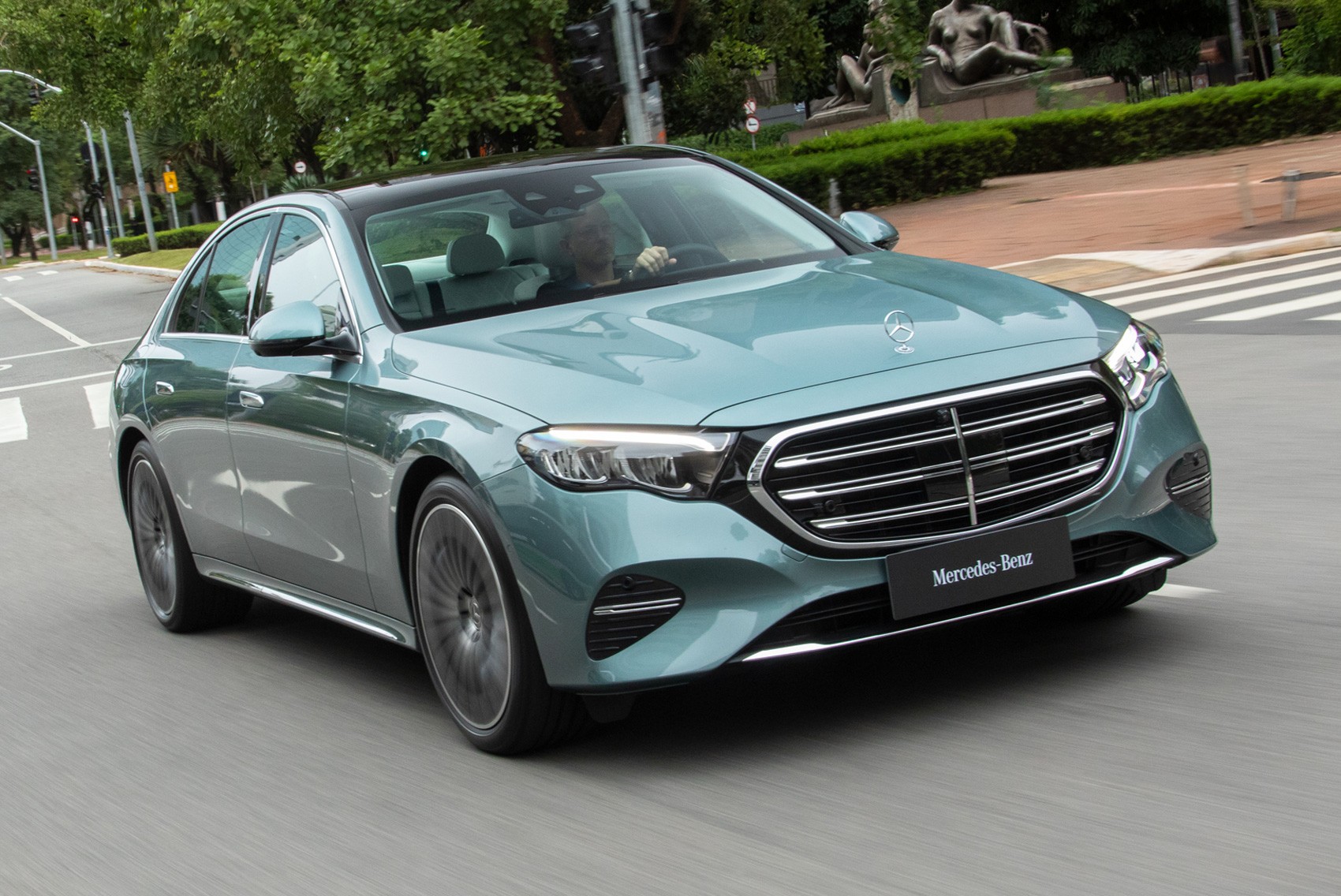 Novo Mercedes Classe E é o tiozão conectado à internet por R$ 640 mil