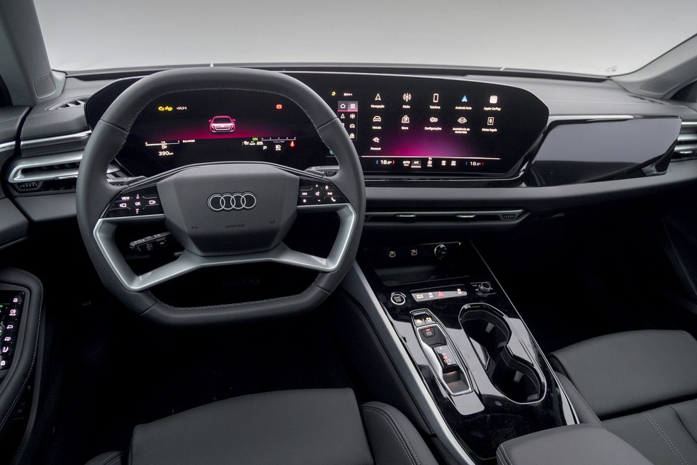 Audi A5 traz as telas interligadas na cabine e a multimídia é voltada para o motorista  — Foto: Renato Durães/Auto News Brasil