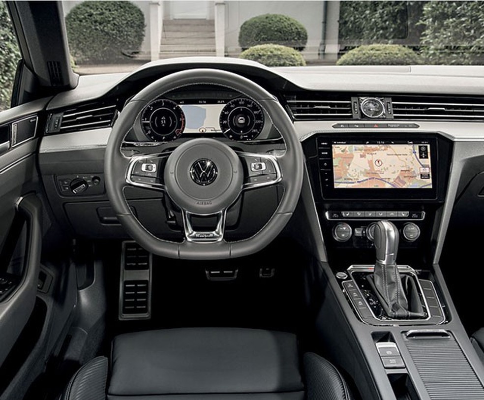 O volante de aro mais grosso é uma das raras diferenças em relação à cabine do Passat — Foto: Auto Esporte
