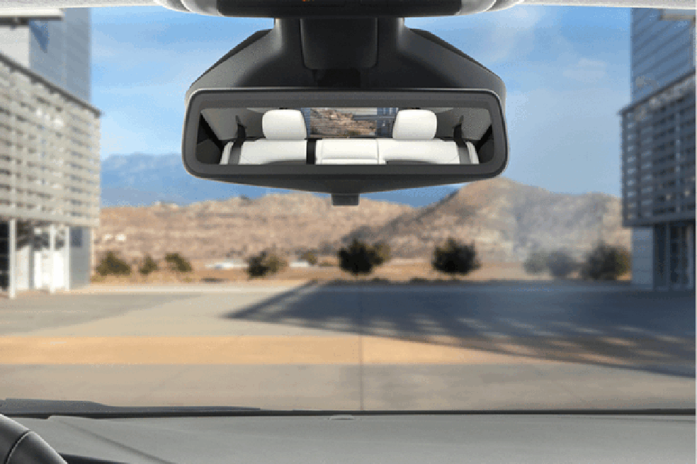 Retrovisor do Chevrolet Bolt exibe imagens da câmera de ré (Foto: Divulgação / Auto News Brasil) — Foto: Auto Esporte