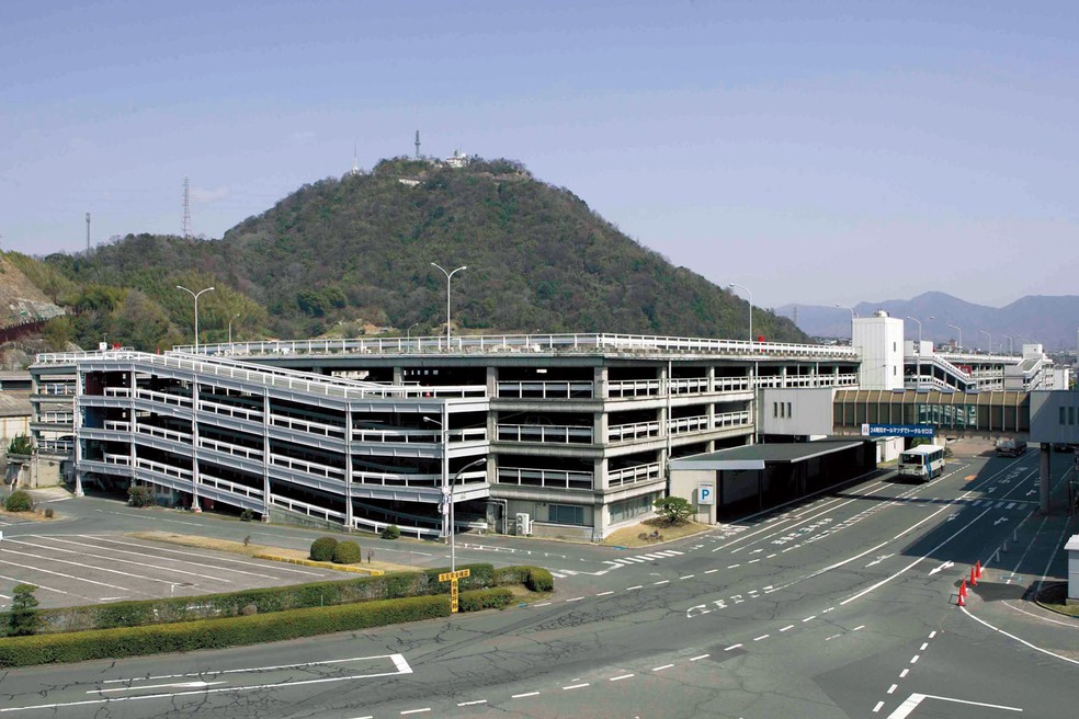 O morro salvador visto de baixo, em área dentro da fábrica da Mazda  — Foto: Foto: Divulgação/Mazda/Acervo MIAU