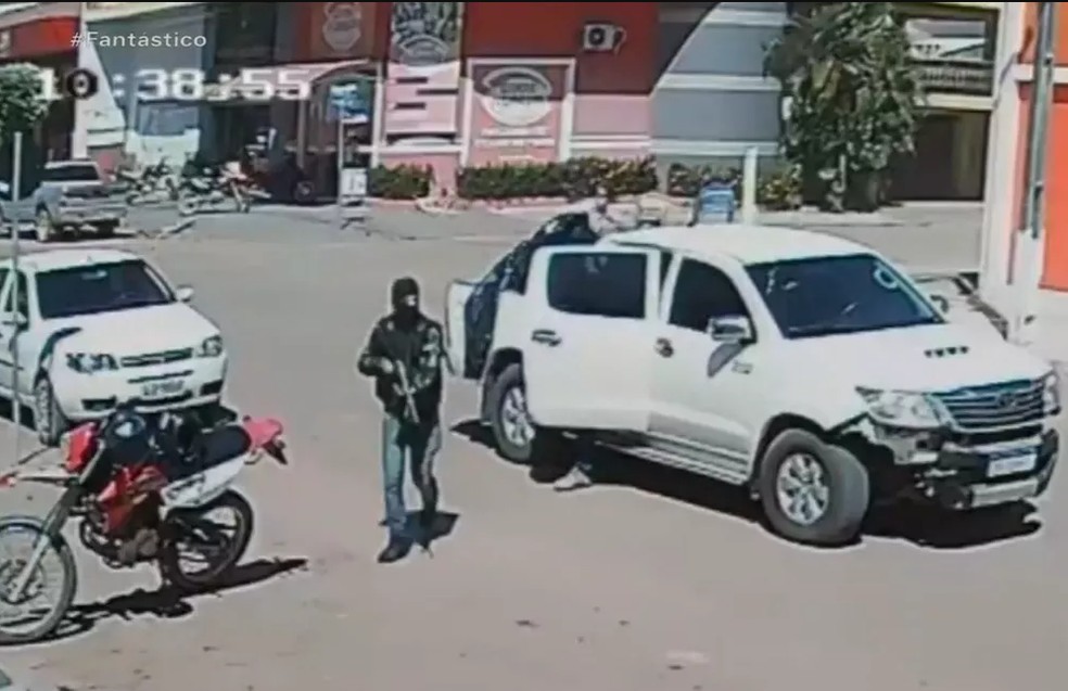 Quadrilhas fortemente armadas usam picapes e SUVs de luxo para assaltos em pequenas cidades — Foto: Divulgação
