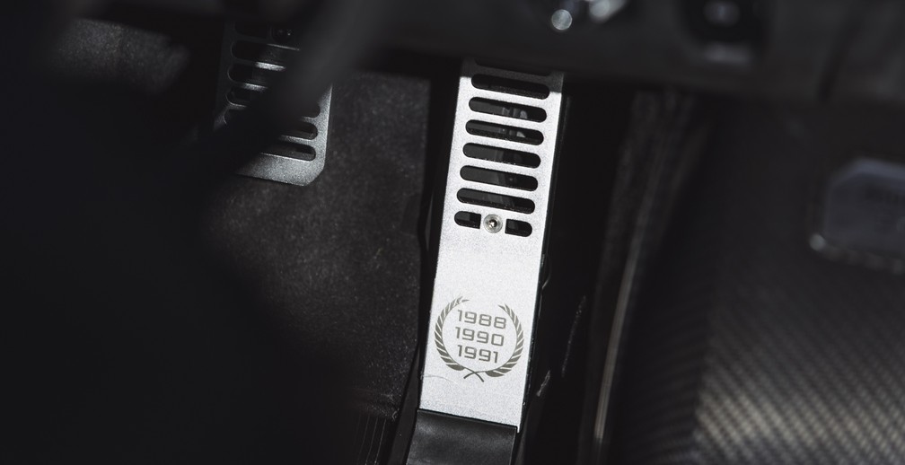 Detalhe do pedal da McLaren Senna 001 com os títulos do piloto brasileiro — Foto: Divulgação