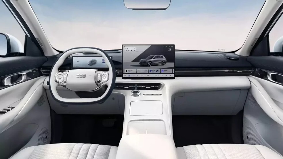 Volante tem base aplanada; SUV elétrico dispõe de quadro de instrumentos digital e central multimídia com tela "flutuante" — Foto: Divulgação