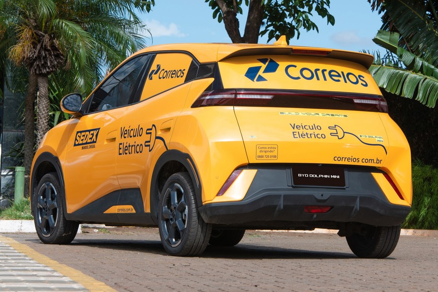 BYD Dolphin Mini Cargo caracterizado como veículo dos Correios