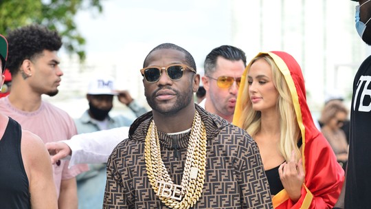 Floyd Mayweather gasta R$ 5 milhões e compra 10 carros após luta com youtuber Logan Paul