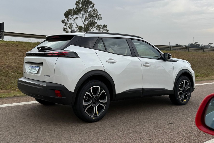 Peugeot 2008 2026 é flagrado pouco antes do lançamento