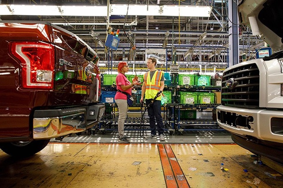 Mark Zuckerberg, fundador do Facebook, passa umd ia na fábrica da Ford (Foto: Ford) — Foto: Auto Esporte
