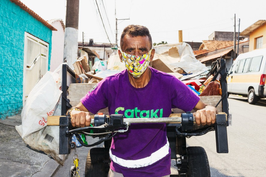 Catador de materiais recicláveis - pimp my carroça - carroças do futuro