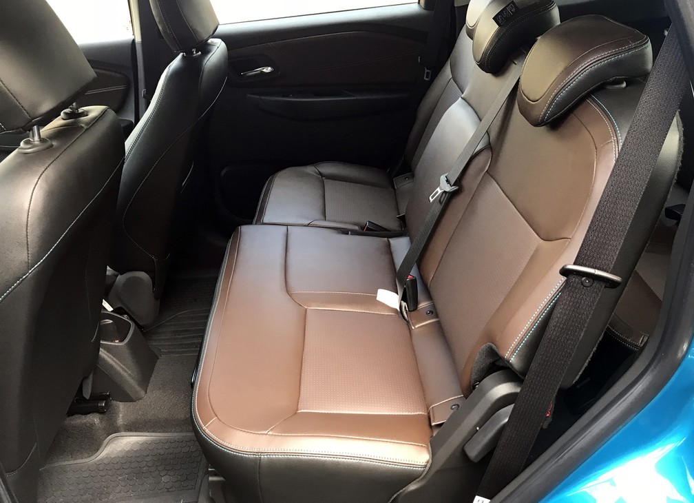 Bancos da Chevrolet Spin ganharam trilhos, com amplitude de 11 cm — Foto: André Paixão/G1