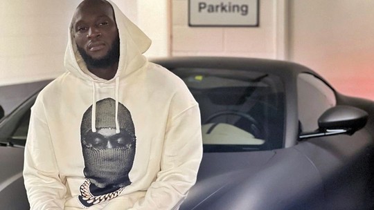 Lukaku posa com sua Ferrari Roma, o esportivo "popular" da marca que custa mais de R$ 3 milhões