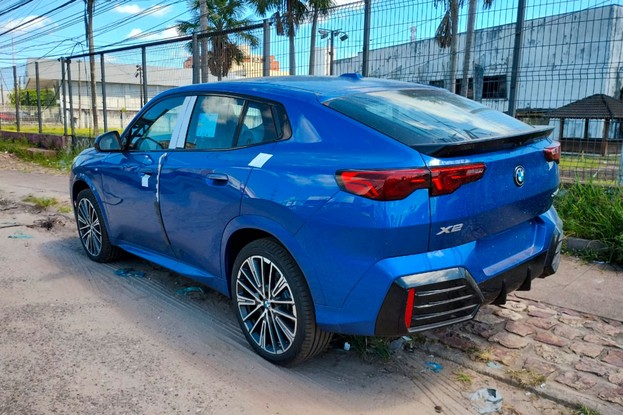 BMW X2 sendo distribuída em Ananindeua (PA)