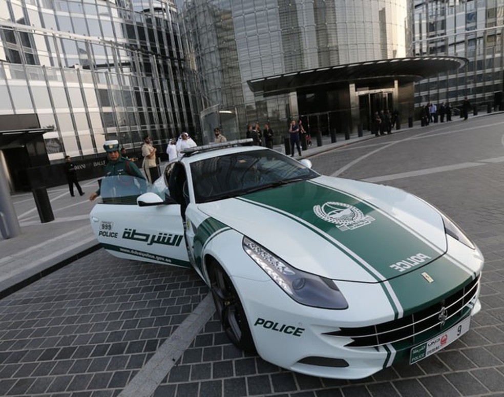 Ferrari FF também aparece na frota policial de Dubai — Foto: Karim Sahib / AFP