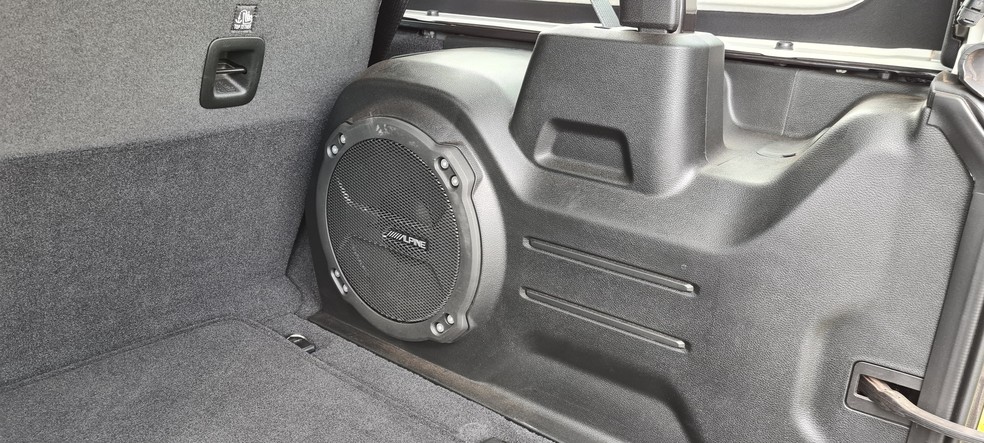 O sistema de som Alpine é de série e inclui subwoofer no porta-malas — Foto: Rodrigo Ribeiro/Auto News Brasil