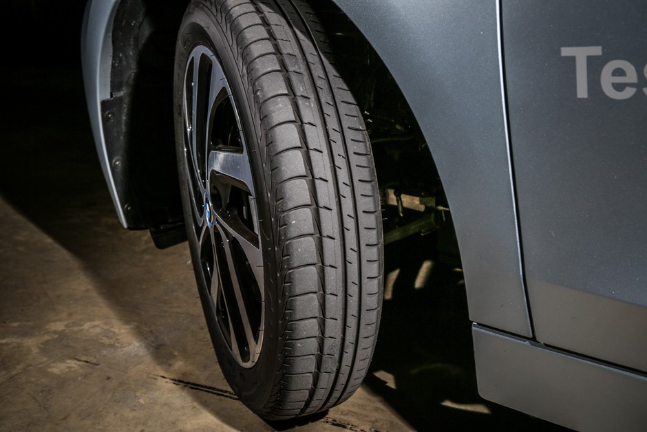 Pneus dianteiros são mais finos no BMW i3
