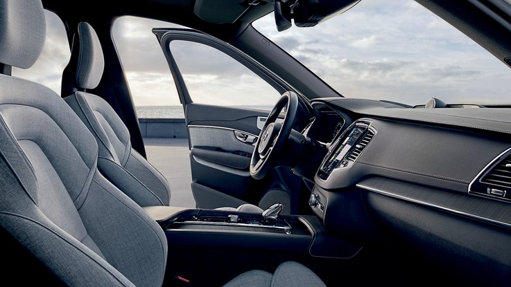 Volvo XC60 Inscription - Bancos têm tecido sustentável, composto até do lixo retirado dos oceanos. O claro nos bancos exige cuidado na limpeza; já a direção e a suspensão poderiam ser mais amigáveis