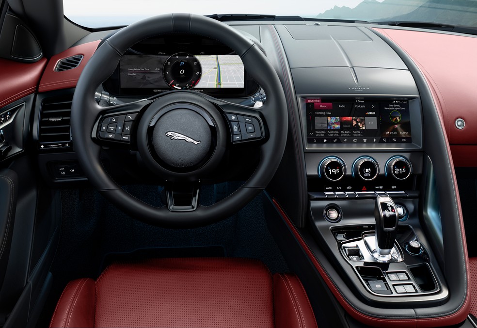 O interior do Jaguar F-Type Dynamic Black é predominantemente vermelho; toque tecnológico fica pelas tela digitais — Foto: Divulgação